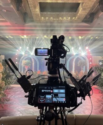 Camera rig with wireless video transmitters in front of an event stage